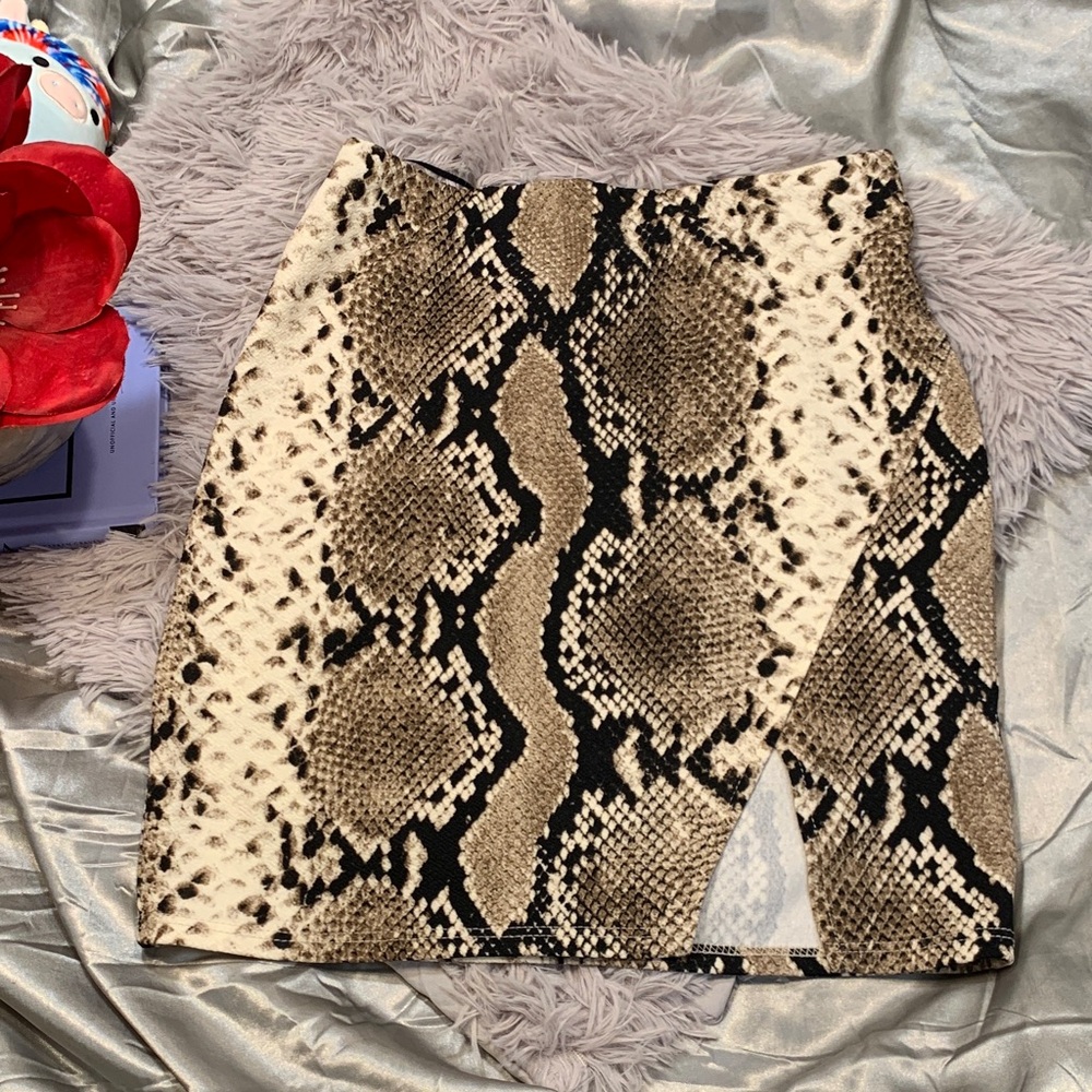 🌹Windsor • Retro Style Python-Print Mini Skirt in Beige and Black • women’s